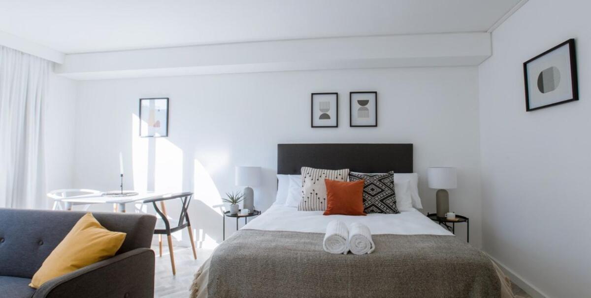 Stylish, Modern, Walk To Restaurants And Cbd Apartment *