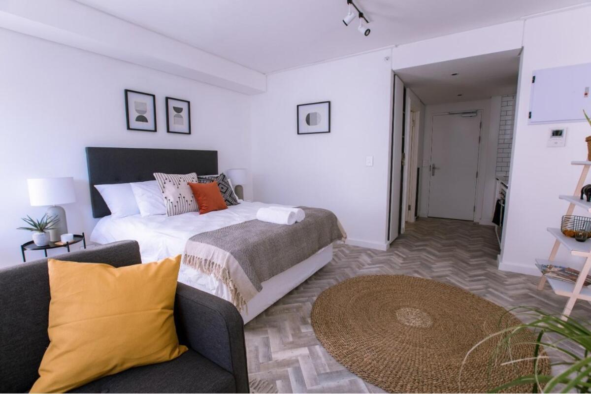 Stylish, Modern, Walk To Restaurants And Cbd Apartment *