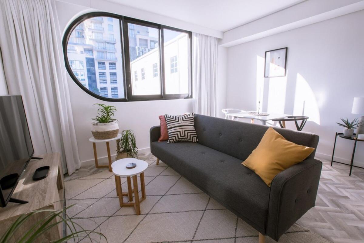 Stylish, Modern, Walk To Restaurants And Cbd Apartment